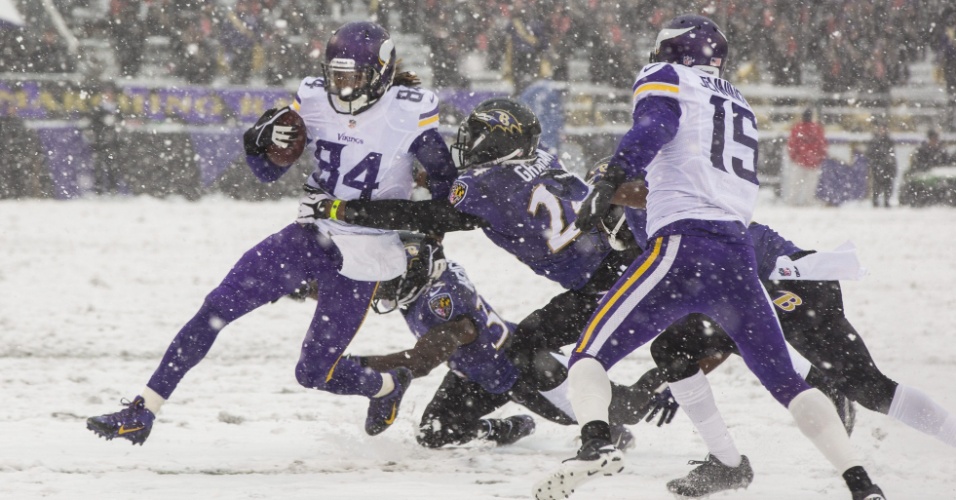 8.dez.2013 - Cordarrelle Patterson, do Minnesota Vikings', tenta escapar da marcação de Corey Graham, do Baltimore Raven's
