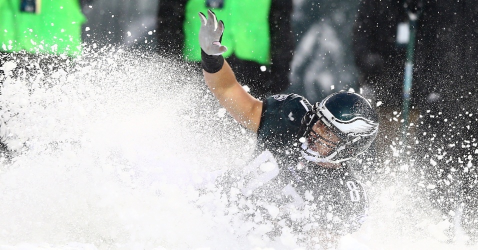 8.dez.2013 - Jogador do Philadelphia Eagles desliza na neve durante partida contra o Detroit Lions