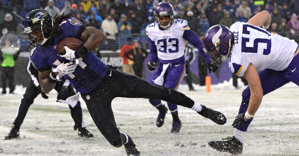 8.dez.2013 - Marlon Brown, do Baltimore Ravens, faz o touchdown da vitória contra o Minnesota Vikings