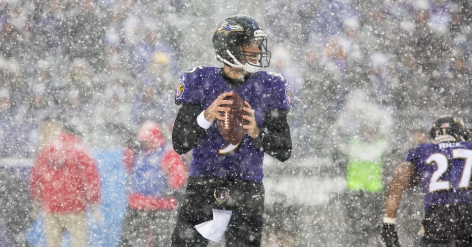 8.dez.2013 - Quarterback do Baltimore Raven´s, Joe Flacco, em meio a neve, se prepara para realizar passe