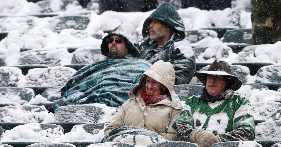 8.dez.2013 - Torcedores tentam se proteger do frio antes de partida entre  Philadelphia Eagles e Detroit Lions