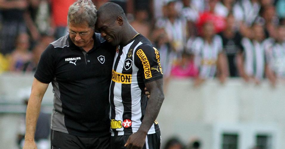 Alvo de críticas por parte da torcida do Botafogo, Seedorf chora após vitória do time