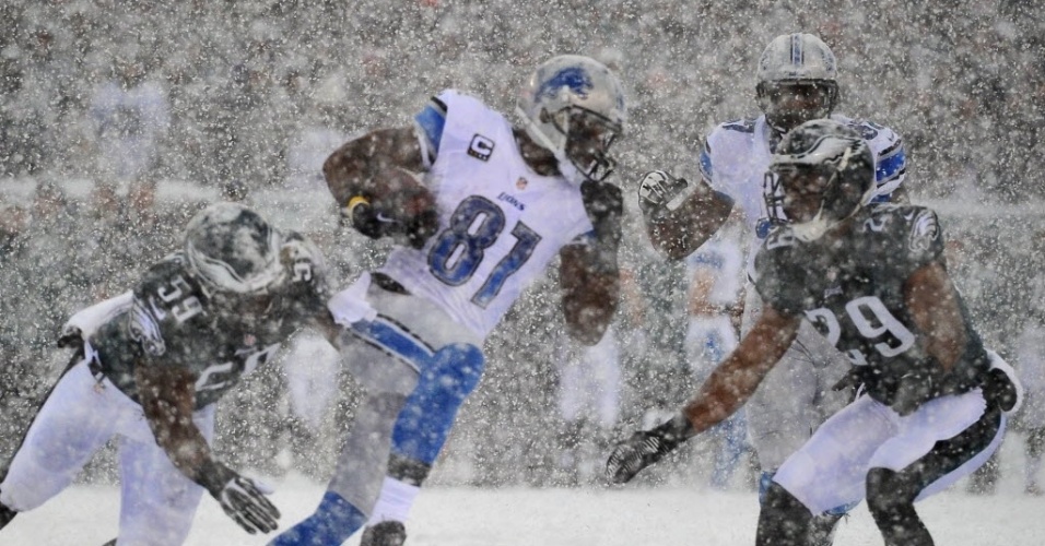Jogadores de futebol americano encaram a forte nevasca na partida entre Philadelphia Eagles e Detroit Lions pela NFL (08.12.13)