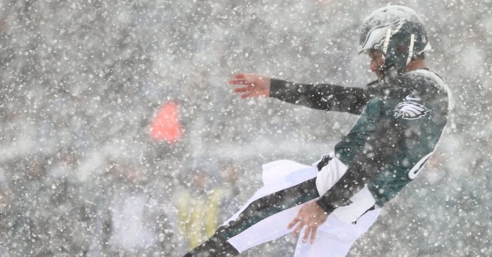 Jogadores de futebol americano encaram a forte nevasca na partida entre Philadelphia Eagles e Detroit Lions pela NFL (08.12.13)