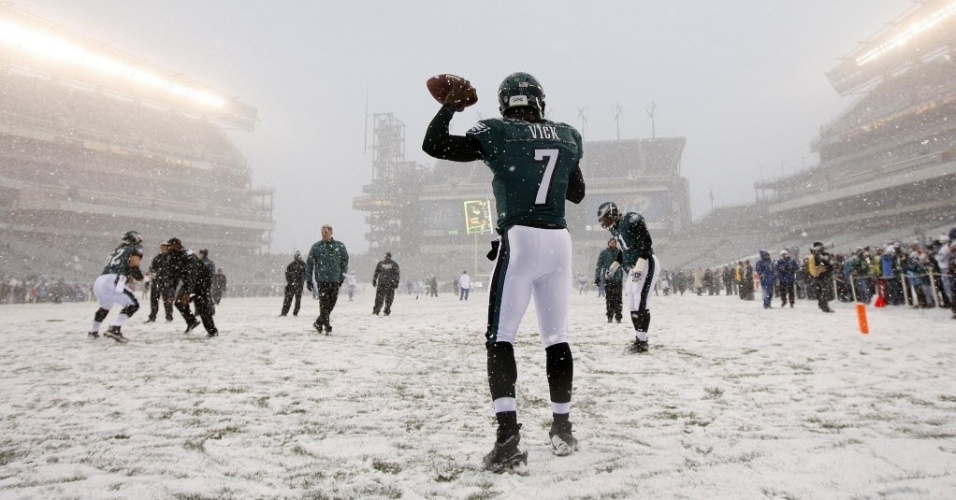 Jogadores encaram a neve para aquecimento em jogo de futebol americano na Filadélfia entre Detroit Lions e Philadelphia Eagles  (08.12.13)
