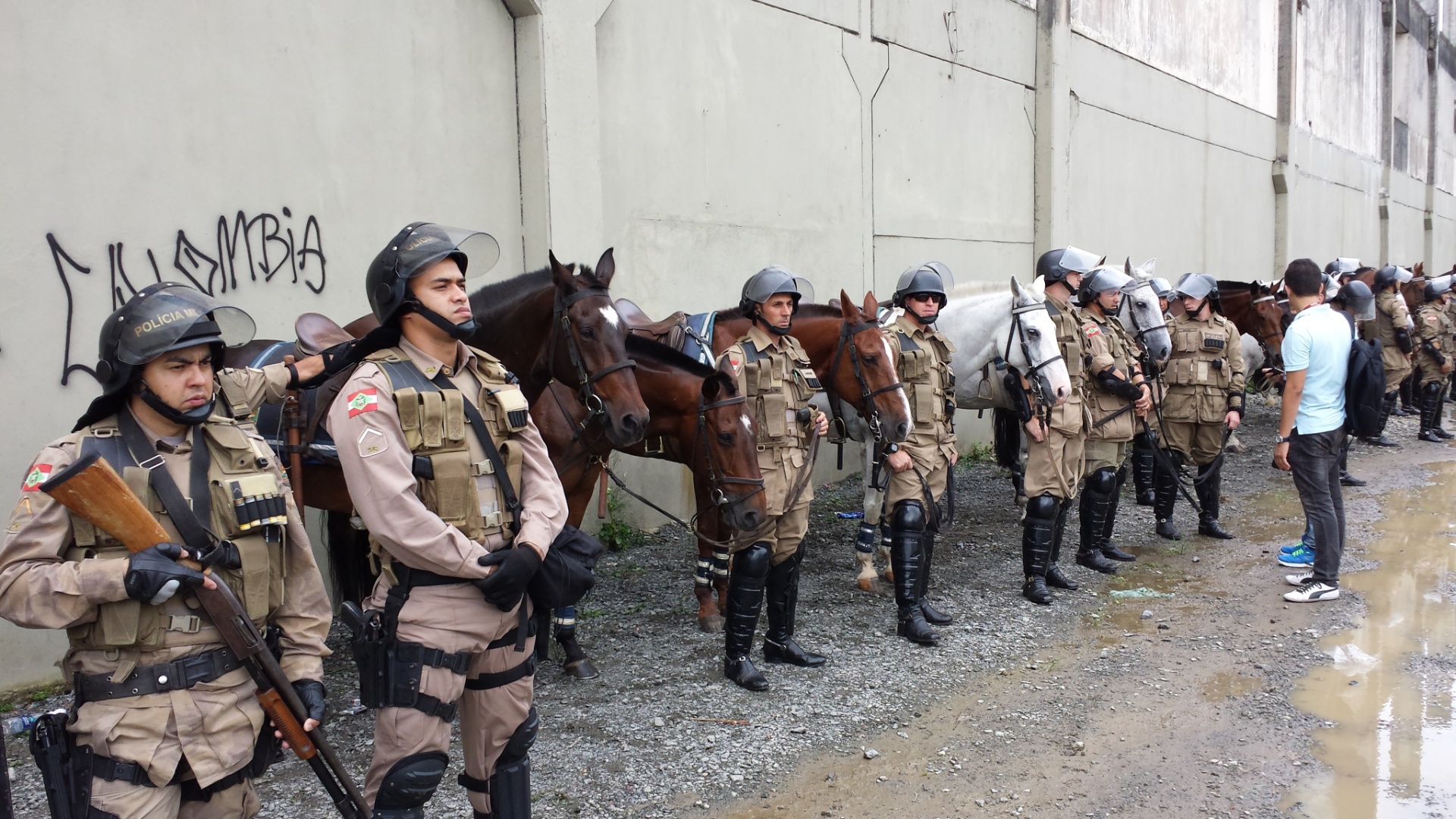 Polícia reforça a segurança na Arena Joinville, antes de jogo da rodada final do BR - Vinicius Castro/UOL