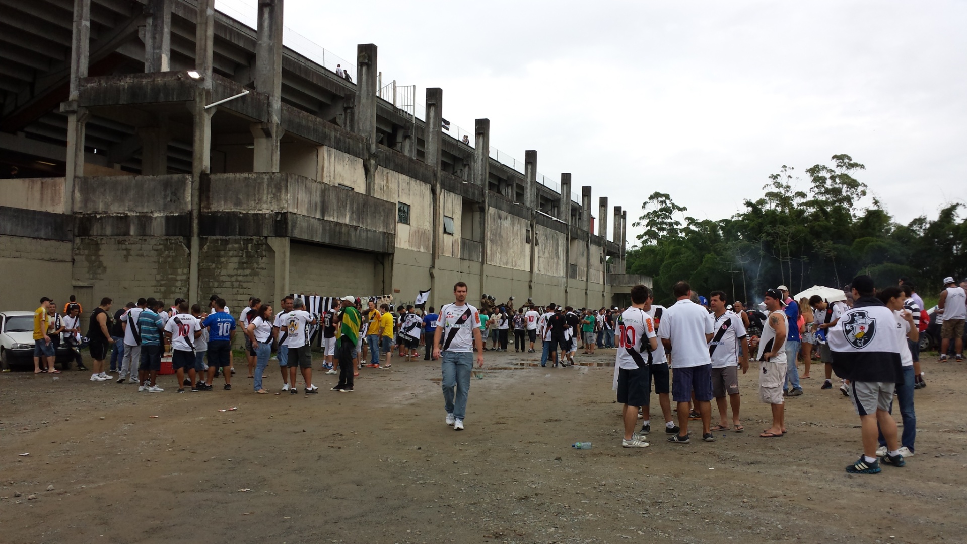 Torcedores chegam à Arena Joinville para a partida entre Vasco e Atlético-PR - Vinicius Castro/UOL