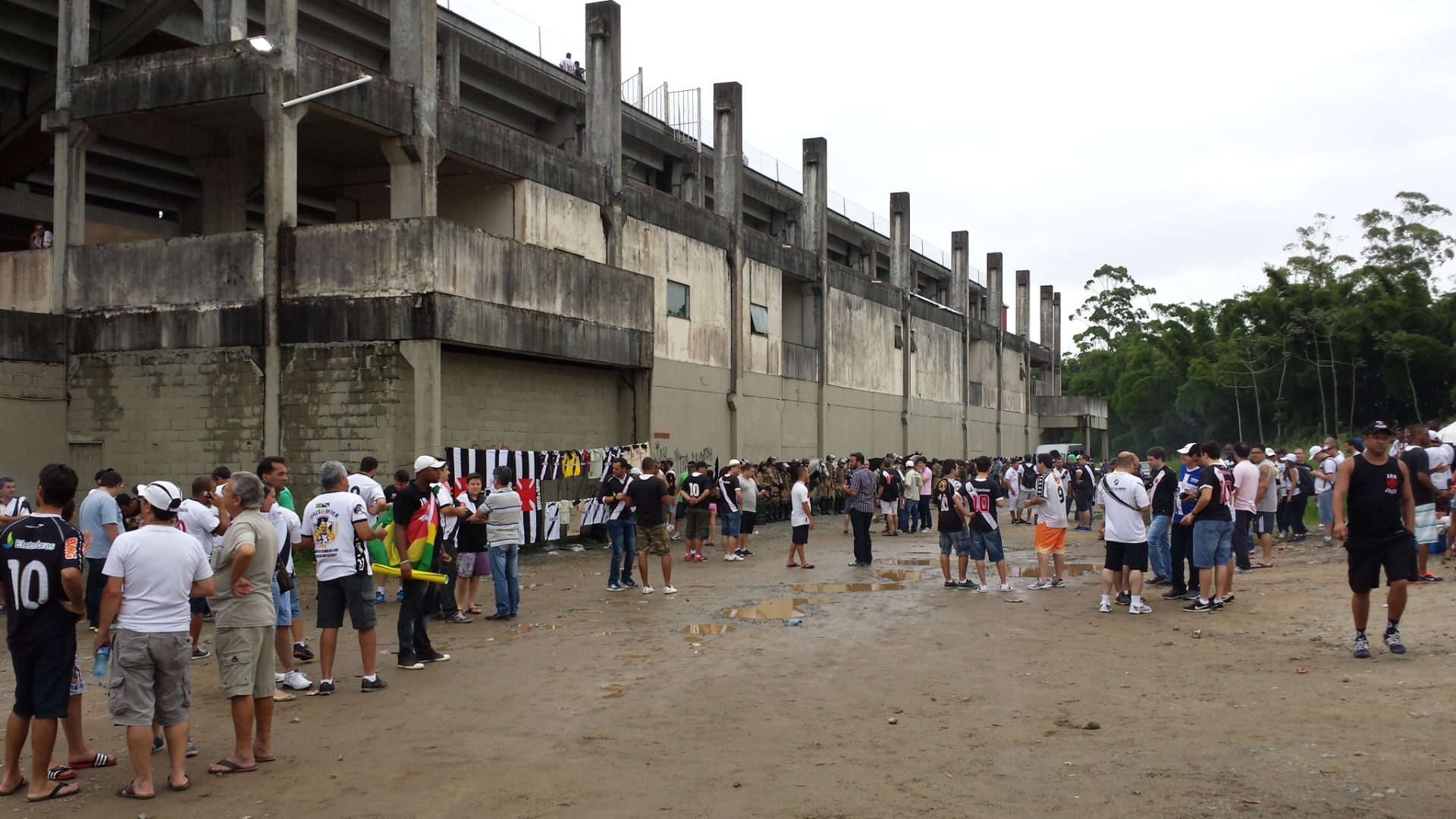 Torcedores chegam à Arena Joinville para a partida entre Vasco e Atlético-PR - Vinicius Castro/UOL