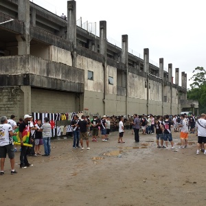 Torcedores chegam à Arena Joinville para a partida entre Vasco e Atlético-PR - Vinicius Castro/UOL