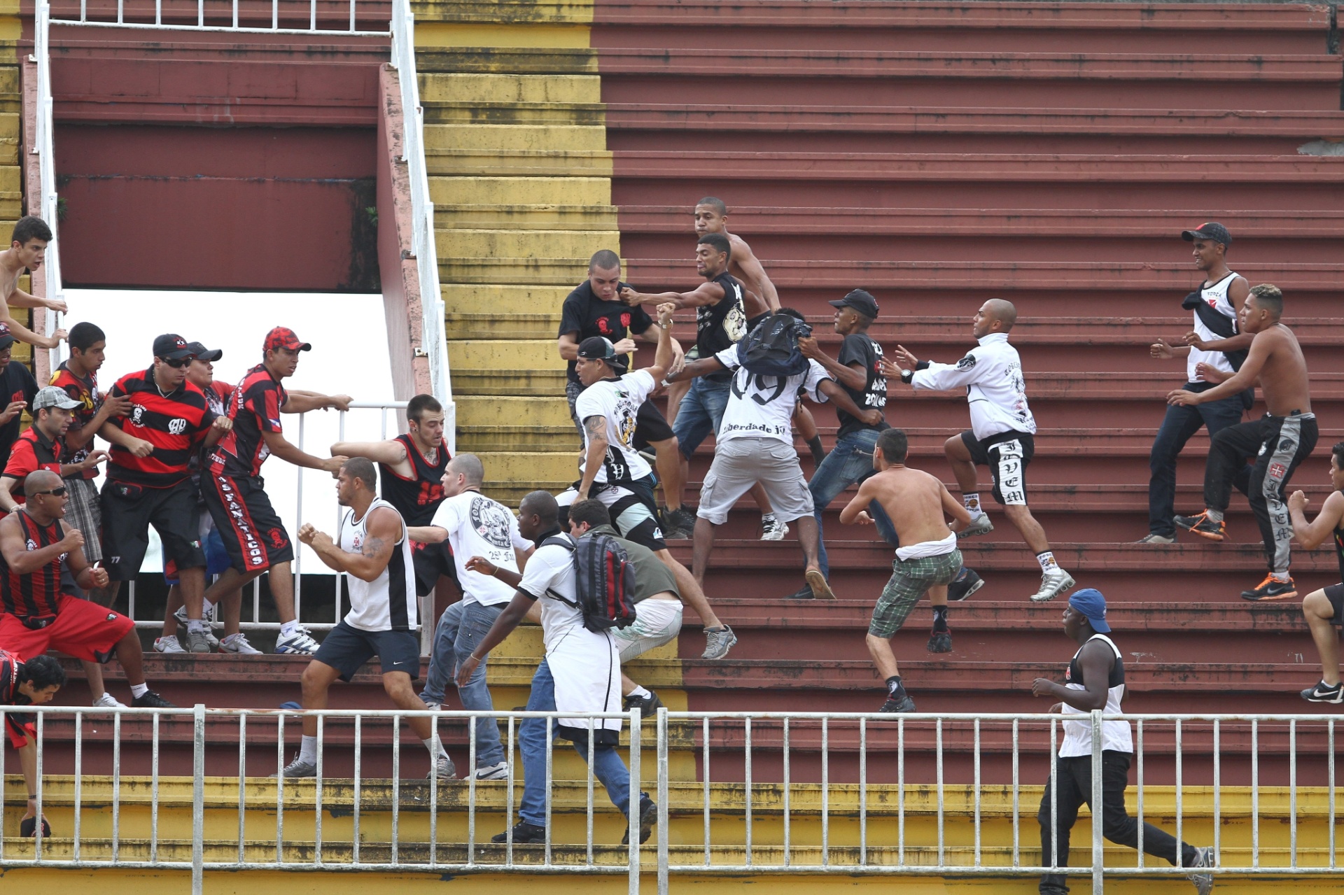 Torcedores de Atlético Paranaense e Vasco entram em confronto - GERALDO BUBNIAK/FOTOARENA/ESTADÃO CONTEÚDO