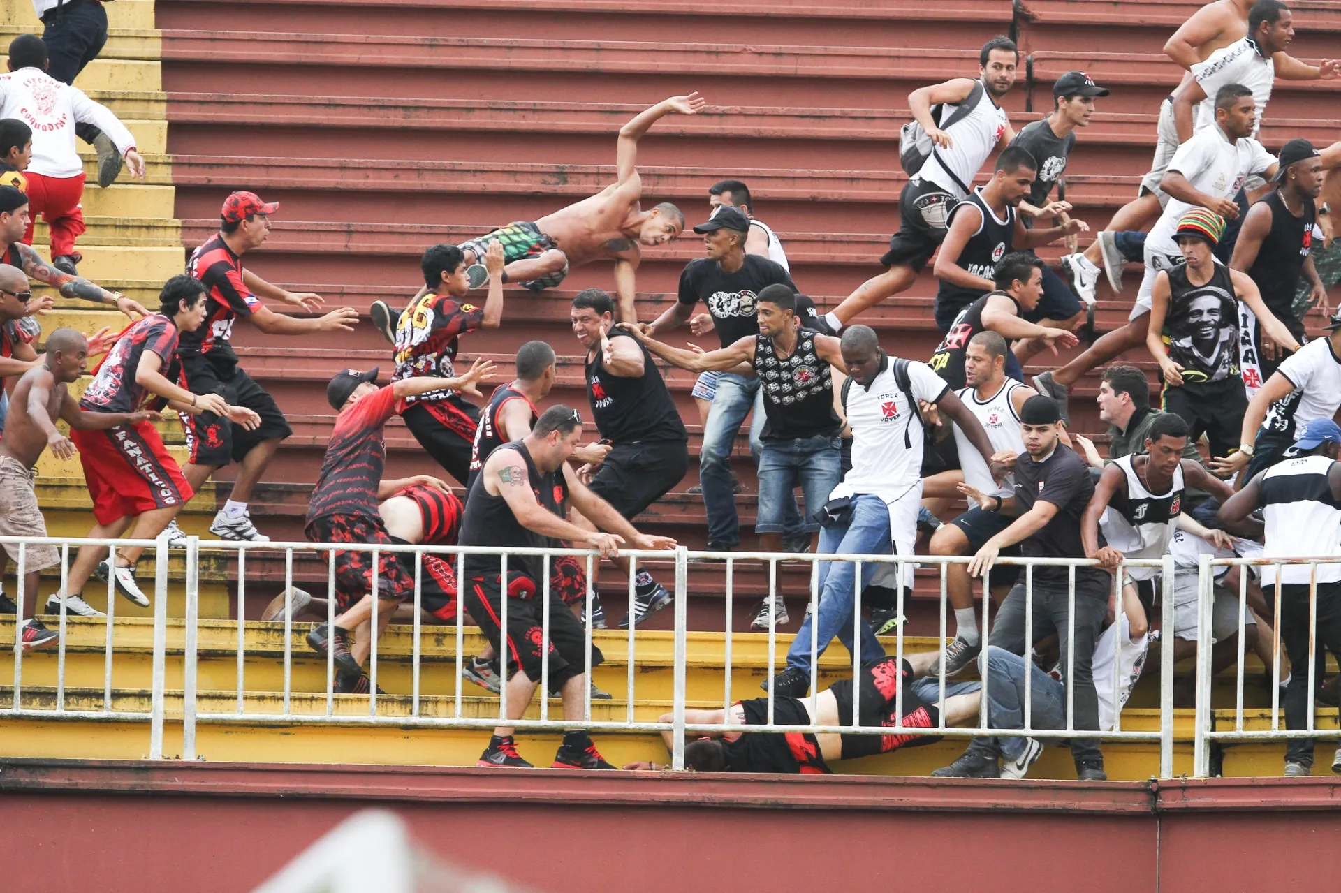 Torcedores de Vasco e Atlético-PR brigam durante partida entre os dois times em Joinville, pelo Campeonato Brasileiro - Geraldo Bubniak / Fotoarena