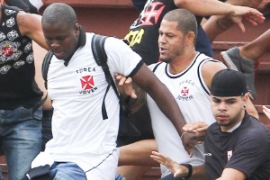 Torcedores de Vasco e Atlético-PR brigam durante partida entre os dois times em Joinville, pelo Campeonato Brasileiro - Geraldo Bubniak / Fotoarena