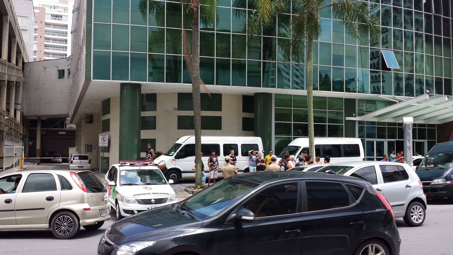 Torcedores vascaínos vão a hotel onde time está hospedado, em Joinville, para apoiar o clube, que enfrenta o Atlético-PR - Vinícius Castro/UOL