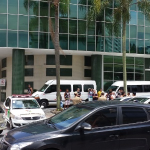 Torcedores vascaínos vão a hotel onde time está hospedado, em Joinville, para apoiar o clube, que enfrenta o Atlético-PR - Vinícius Castro/UOL