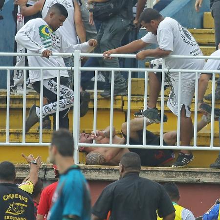 Um vascaíno pisa no torcedor, outro vascaíno se prepara para chutar, enquanto um terceiro elemento ligado à torcida do Vasco tenta retirar o tênis do torcedor no chão. Em campo, o Atlético-PR venceu por 5 a 1, decretando rebaixamento do rival