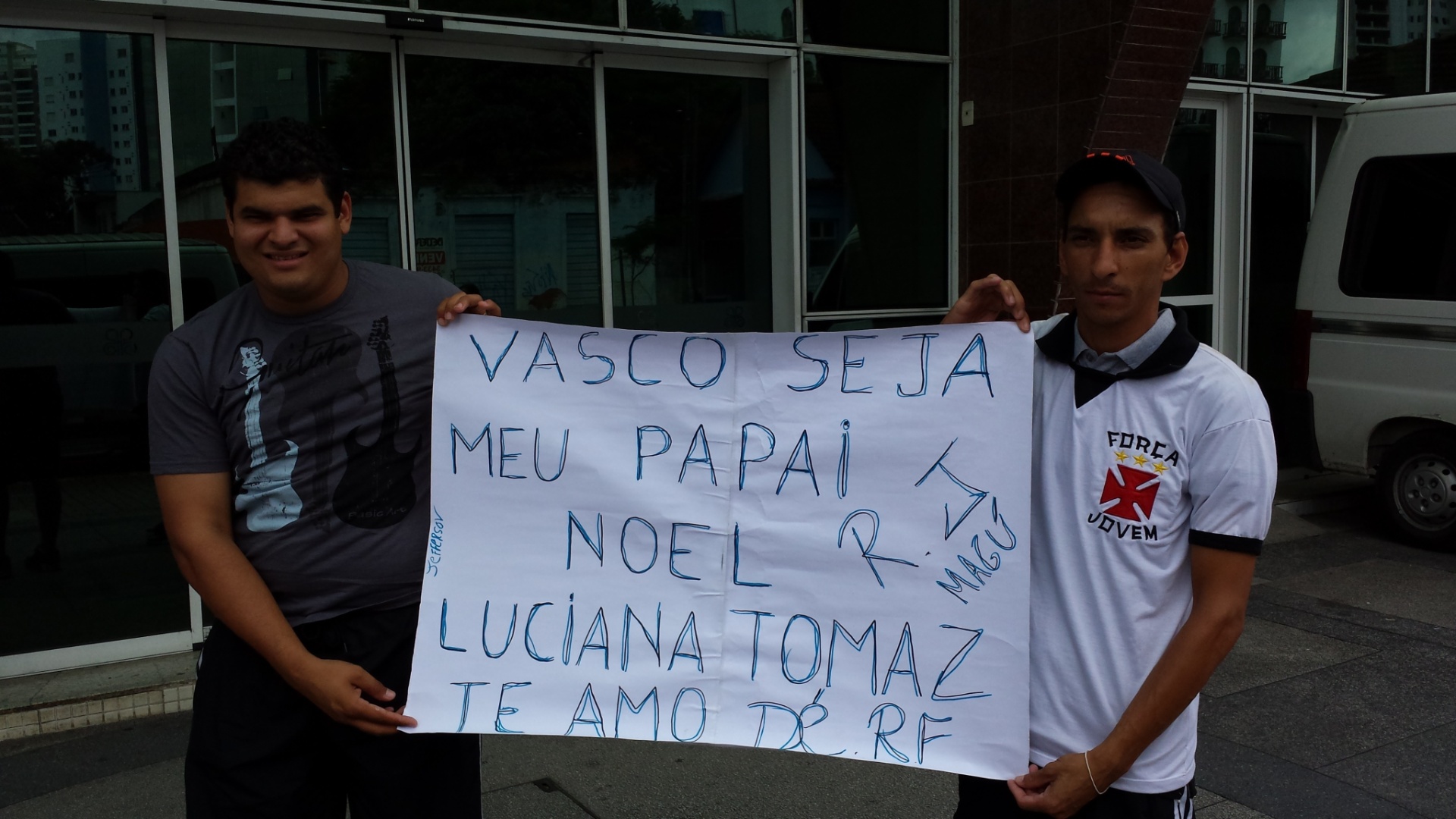 Vascaínos fazem ironia com o drama que vive o clube carioca nesta reta final de BR - Vinícius Castro/UOL
