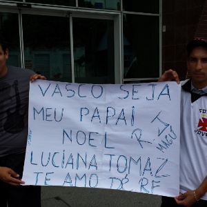 Vascaínos fazem ironia com o drama que vive o clube carioca nesta reta final de BR - Vinícius Castro/UOL