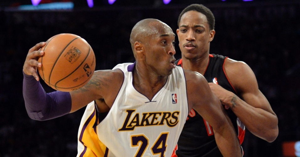 08.dez.2013 - Kobe Bryant tenta avançar sobre a marcação do Toronto Raptors, na partida que marcou seu retorno às quadras após quase um ano