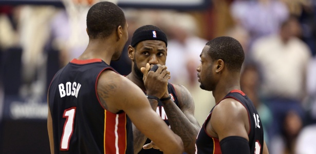 Chris Bosh (esq), Dwyane Wade (dir) e LeBron James (centro), foram os destaques da vitória do Miami - Brian Spurlock-USA TODAY Sports