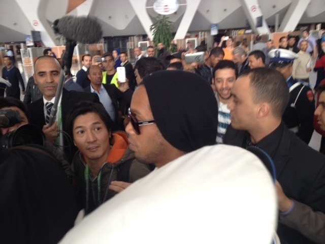 10.dez.2013 - Ronaldinho Gaúcho é cercado por fãs em chegada ao aeroporto do Marrocos