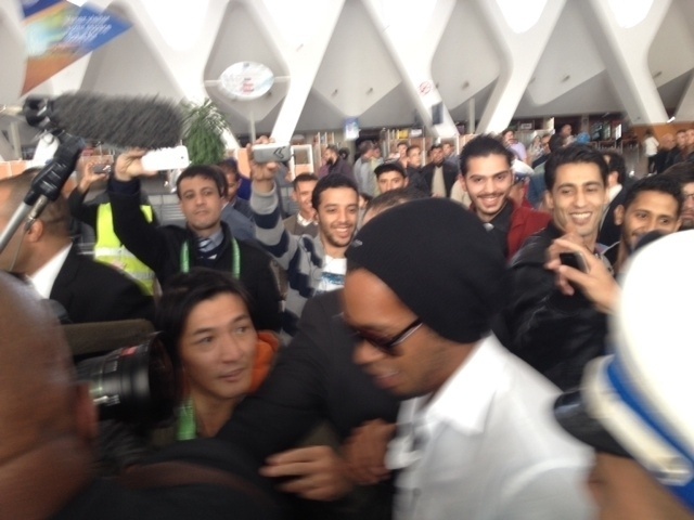 10.dez.2013 - Ronaldinho Gaúcho é cercado por fãs em chegada ao aeroporto do Marrocos