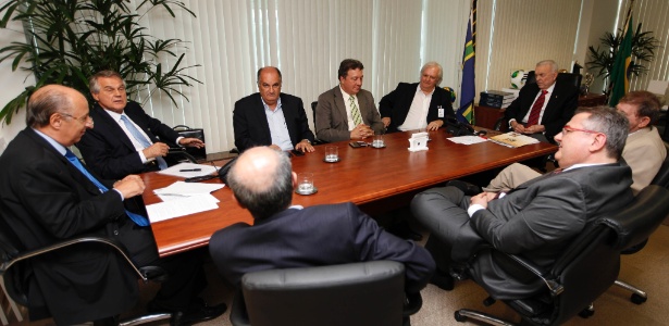 Presidente da CBF, José Maria Marin (à direita), em reunião com presidentes de clubes - Divulgação/CBF