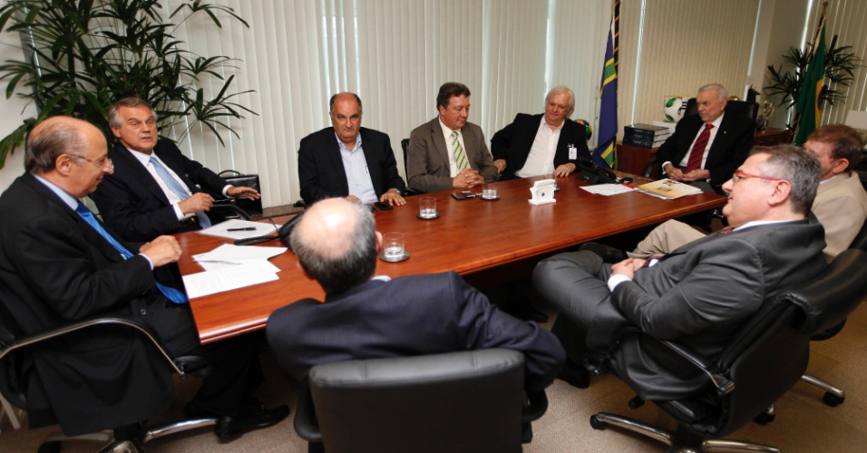 Presidente da CBF, José Maria Marin (ponta direita), e vice da entidade, Marco Polo del Nero (à esquerda), recebem presidentes de Flamengo, Corinthians, Coritiba, Portuguesa, Vitória e Goiás