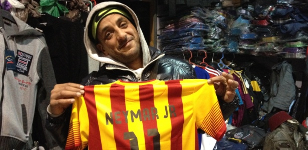 Vendedor exibe a camisa de Neymar, uma das mais procuradas de Marrakech - Luiza Oliveira/UOL