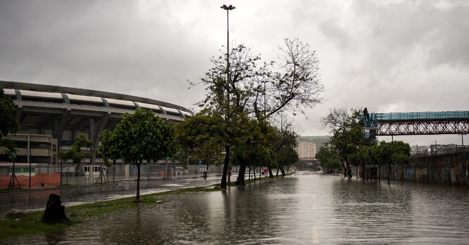 11.Dez.2013 - Chuva no Rio alaga entorno do estádio do Maracanã