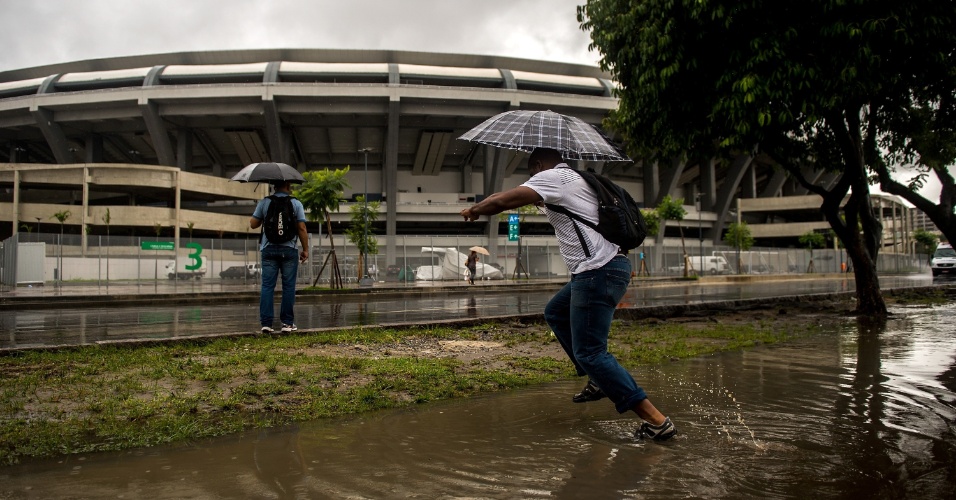 11.Dez.2013 - Chuva no Rio alaga entorno do estádio do Maracanã