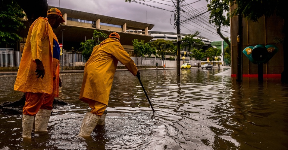 11.Dez.2013 - Chuva no Rio alaga entorno do estádio do Maracanã