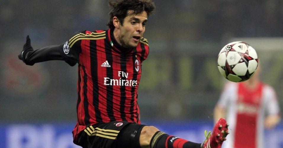 11.dez.2013 - Kaká domina a bola durante jogo entre Milan e Ajax, pela Liga dos Campeões