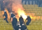 Russos lançam fogos em torcida rival e brigam com polícia na Liga dos Campeões