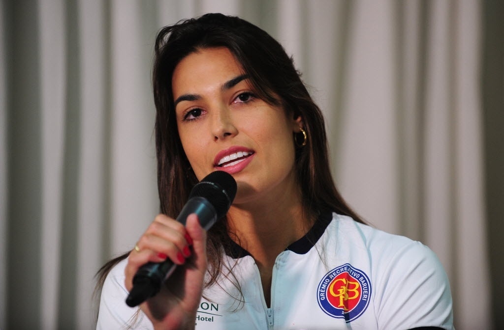 12.dez.2013 - Luciane Escouto, a "Miss do vôlei", foi apresentada nesta quarta-feira pelo Barueri - Junior Lago/UOL