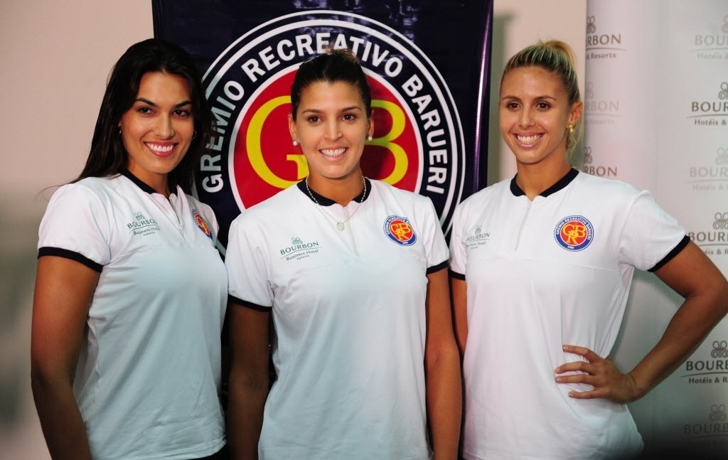 12.dez.2013 - Luciane Escouto, Mari Paraíba e Natasha Valente: trio de musas do vôlei de Barueri - Junior Lago/UOL