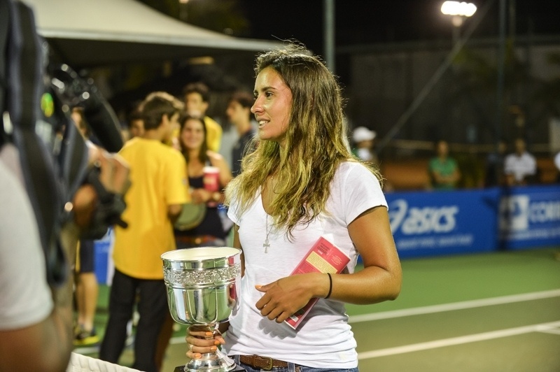 A tenista Paula Gonçalves conta que é vaidosa, mas não para entrar em quadra: 