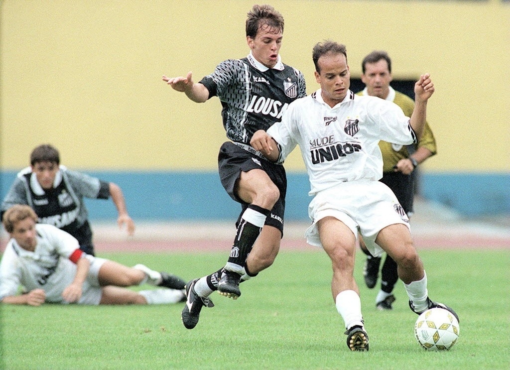 Bragantino em empate com o Santos em 96. Time do interior também foi rebaixado e foi o outro clube beneficiado com a decisão de não haver queda nenhuma - Cesar Itiberê/Folha Imagem