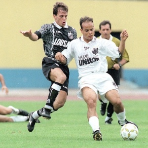 Bragantino em empate com o Santos em 96. Time do interior também foi rebaixado e foi o outro clube beneficiado com a decisão de não haver queda nenhuma - Cesar Itiberê/Folha Imagem