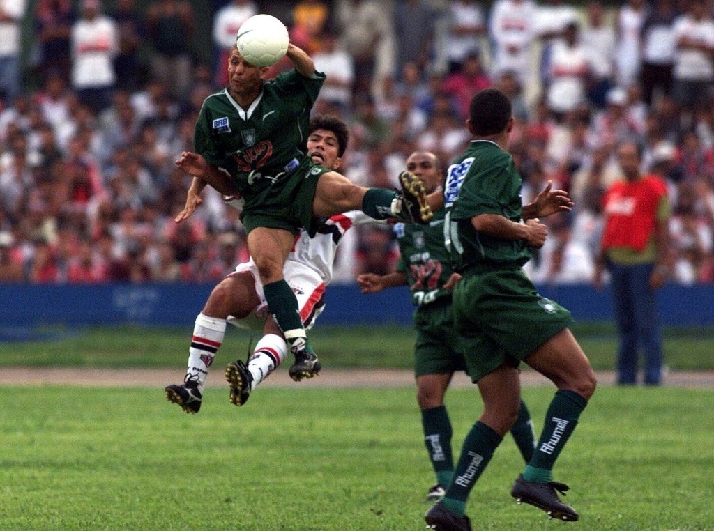 No Brasileiro de 99, o Gama seria rebaixado, uma posição abaixo do Botafogo. Mas o clube do Distrito Federal alegava que o clube carioca não poderia ficar com os três pontos da derrota do São Paulo. Tentou de tudo e foi até a justiça comum, ganhando a causa. - Beto Barata Folhapress