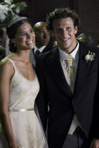 12.dez.2013 - Os noivos Pablo Forlán e Paz Cardozo sorriem após cerimônia realizada em Montevidéu