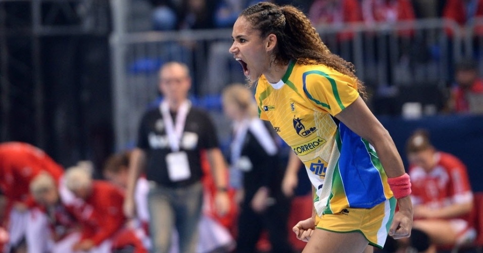 13.dez.2013 - Alexandra Nascimento, ponta da seleção brasileira, comemora após marcar contra a Dinamarca, em partida do Mundial