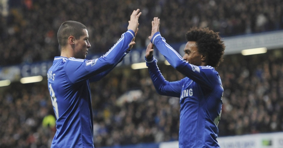 14.12.2013 - Fernando Torres (esquerda) e Willian comemoram gol do Chelsea