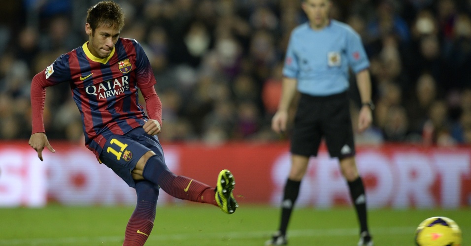 14.12.2013 - Neymar bate pênalti e abre o placar para o Barcelona