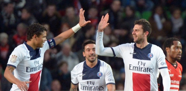 Thiago Motta (d) comemora seu gol durante a vitória do PSG com o zagueiro Thiago Silva - DAMIEN MEYER / AFP