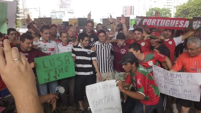 14.12.2013 - Torcedores da Portuguesa fazem manifestação na Av. Paulista contra possível perda de pontos - Guilherme Palenzuela / UOL