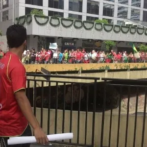 14.12.2013 - Torcedores da Portuguesa fazem manifestação na Av. Paulista contra possível perda de pontos - Guilherme Palenzuela / UOL