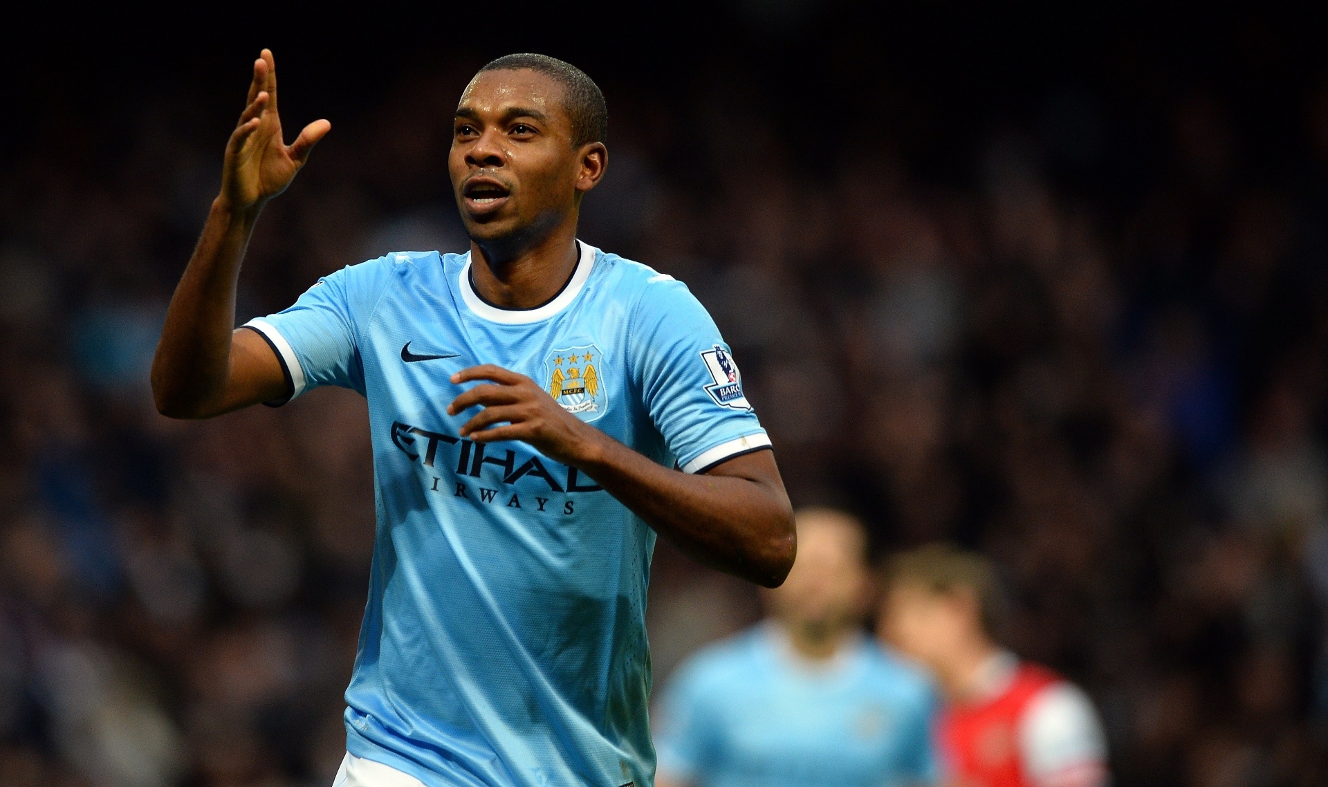 14.12.2013 - Volante Fernandinho comemora seu segundo gol do Manchester City contra o Arsenal - PAUL ELLIS / AFP