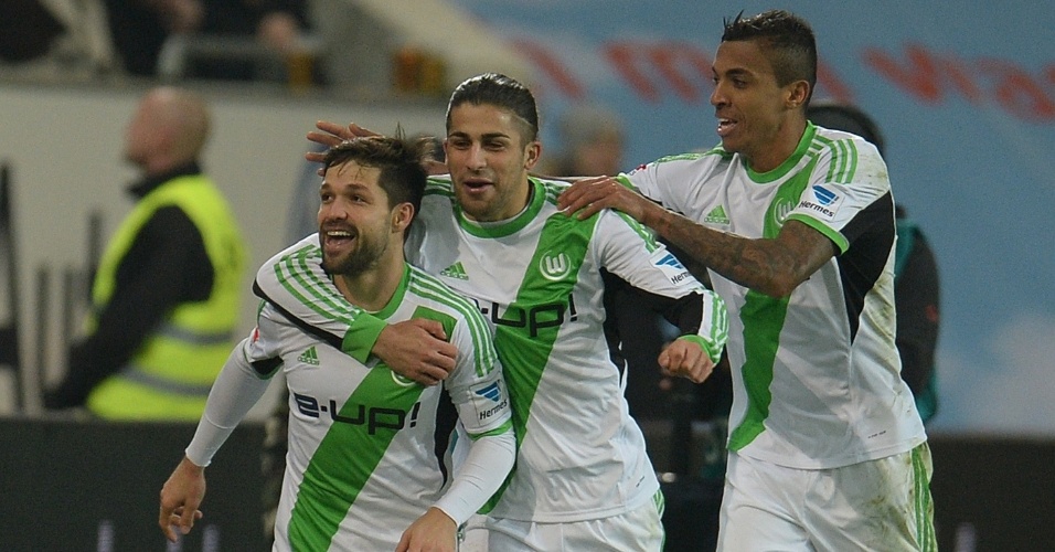 Diego festeja gol do Wolfsburg com Rodriguez e Luiz Gustavo