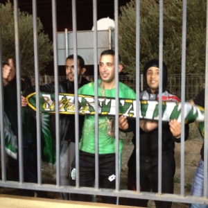 15.12.2013 - Torcida do Raja pressiona e é expulsa de treino do Atlético - Luiza Oliveira/UOL