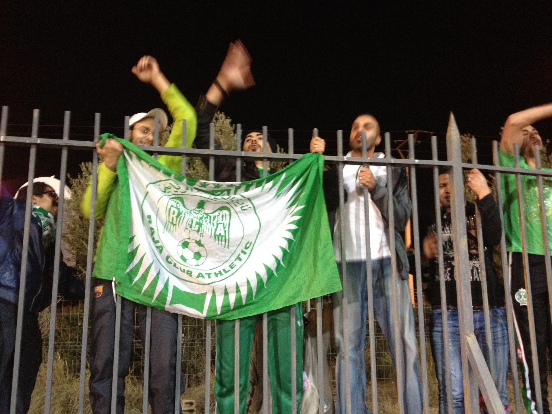 15.12.2013 - Torcida do Raja pressiona e é expulsa de treino do Atlético - Luiza Oliveira/UOL